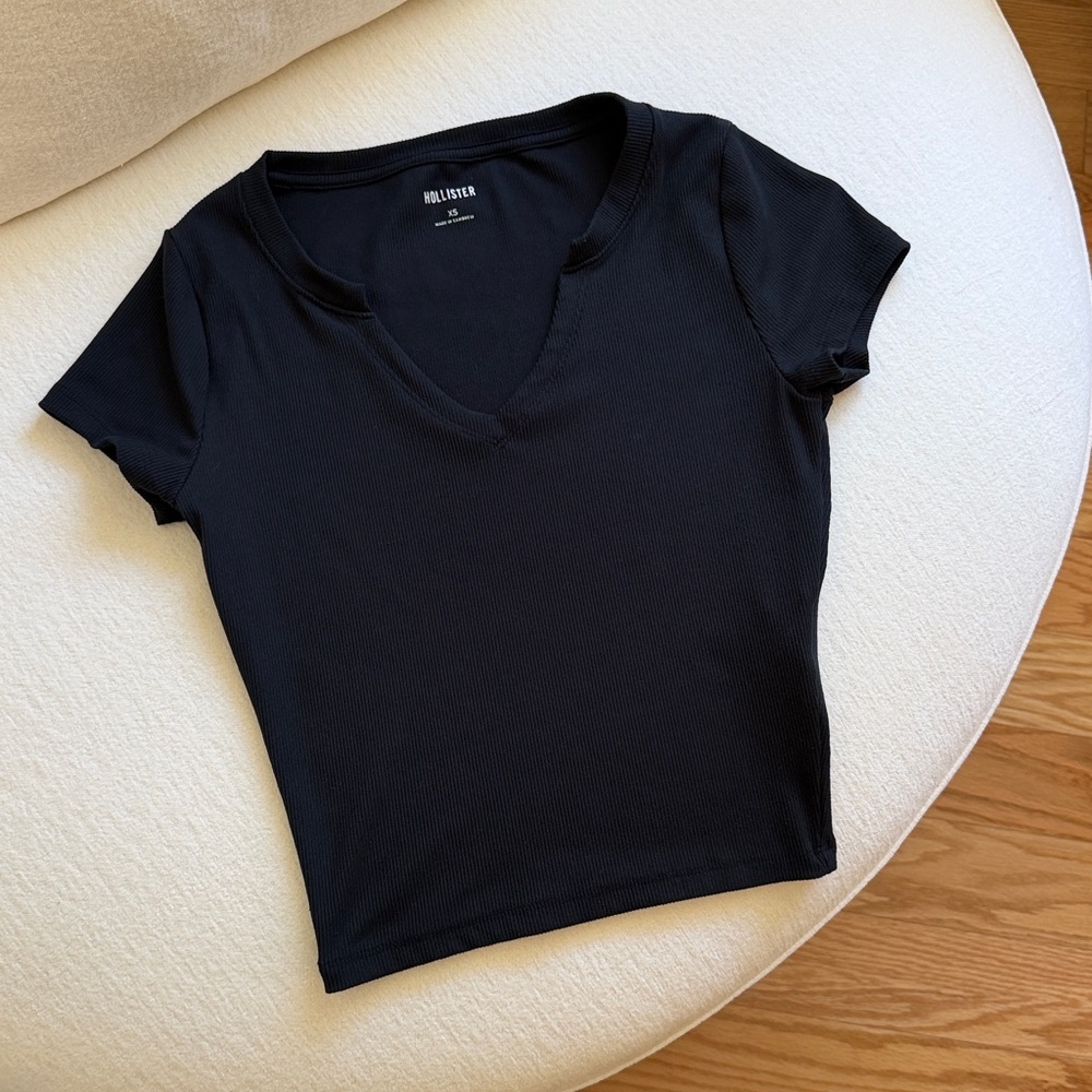 Hollister Black Ribbed V-Neck Short Sleeve Crop Top